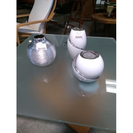 vase gris et blanc