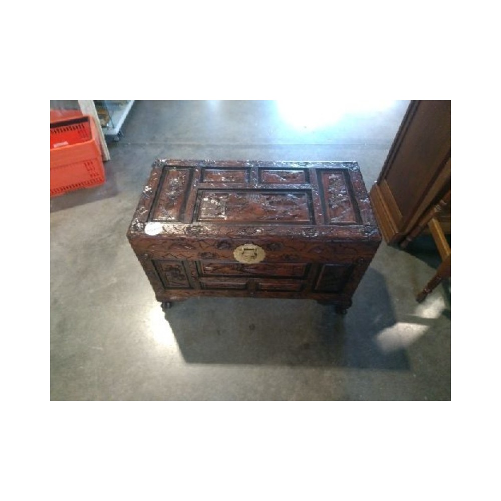 Coffre en bois ouvragé
