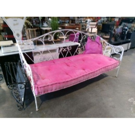 Banc fer forgé + matela rose